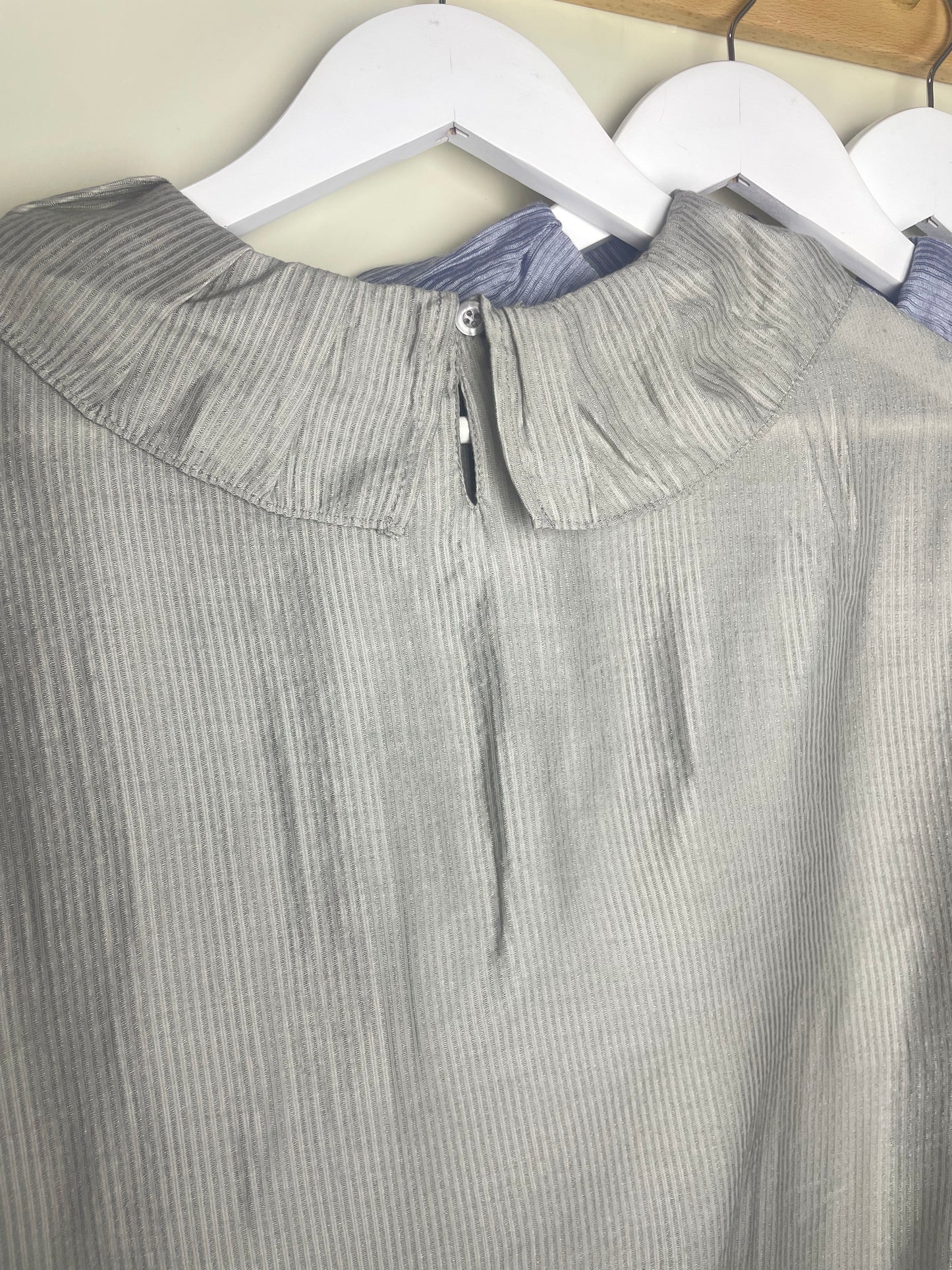 荷葉領直紋blouse - ST520